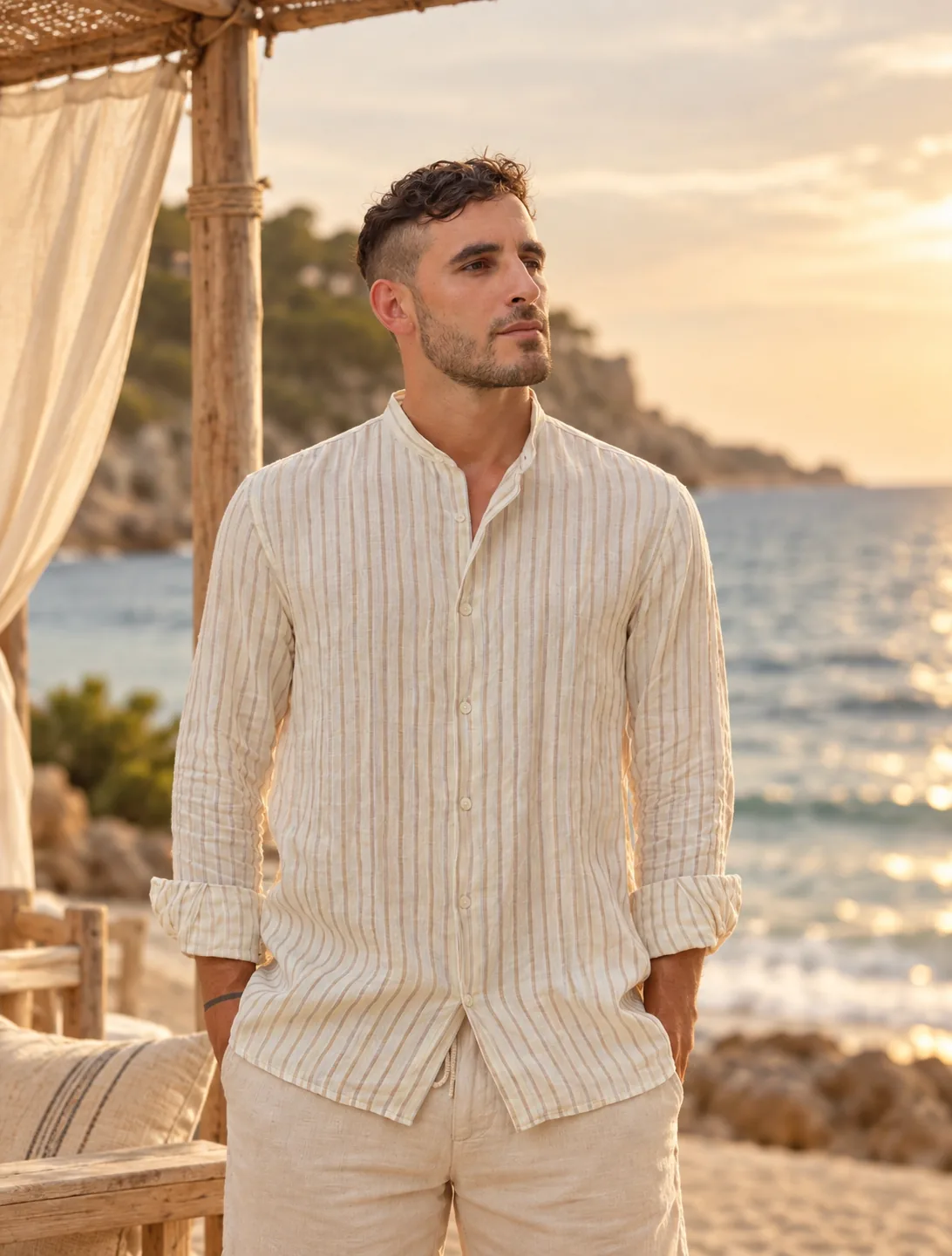Hombre con camisa de lino a rayas junto al mar