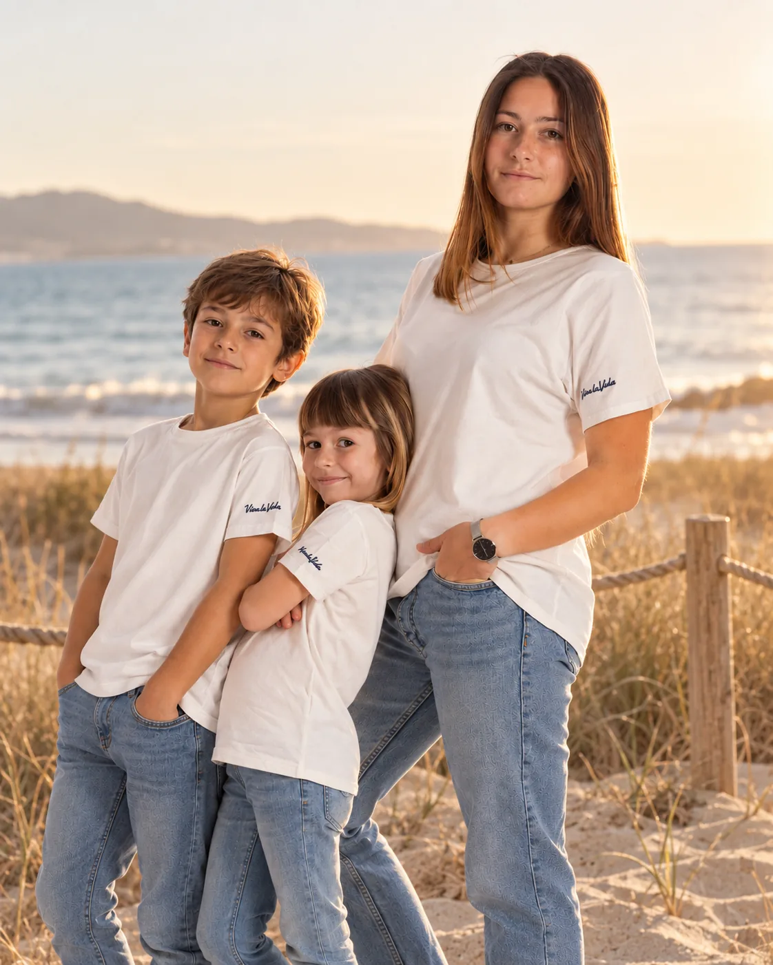 Madre e hijos con camisetas de algodón orgánico VivalaVida